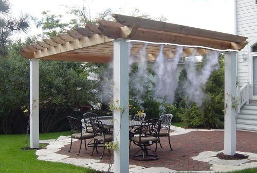 Sprühbewässerungssystem – Wasserschlauch mit Sprühdüsen für kühlende Erfrischung im Garten