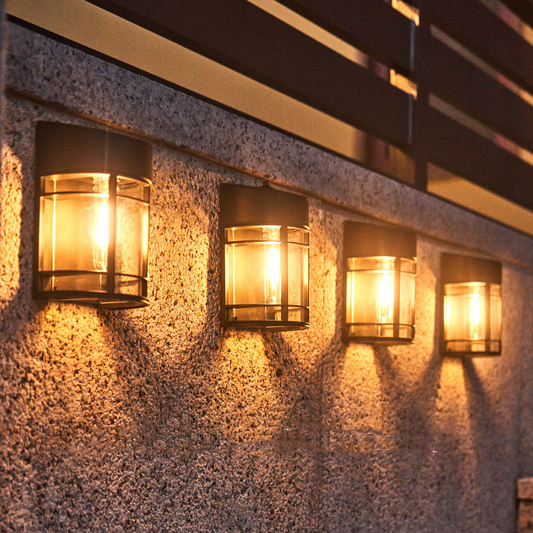 Außenwandleuchte mit Glas und Gitter – LED Gartenbeleuchtung, wetterfest für Terrasse & Balkon