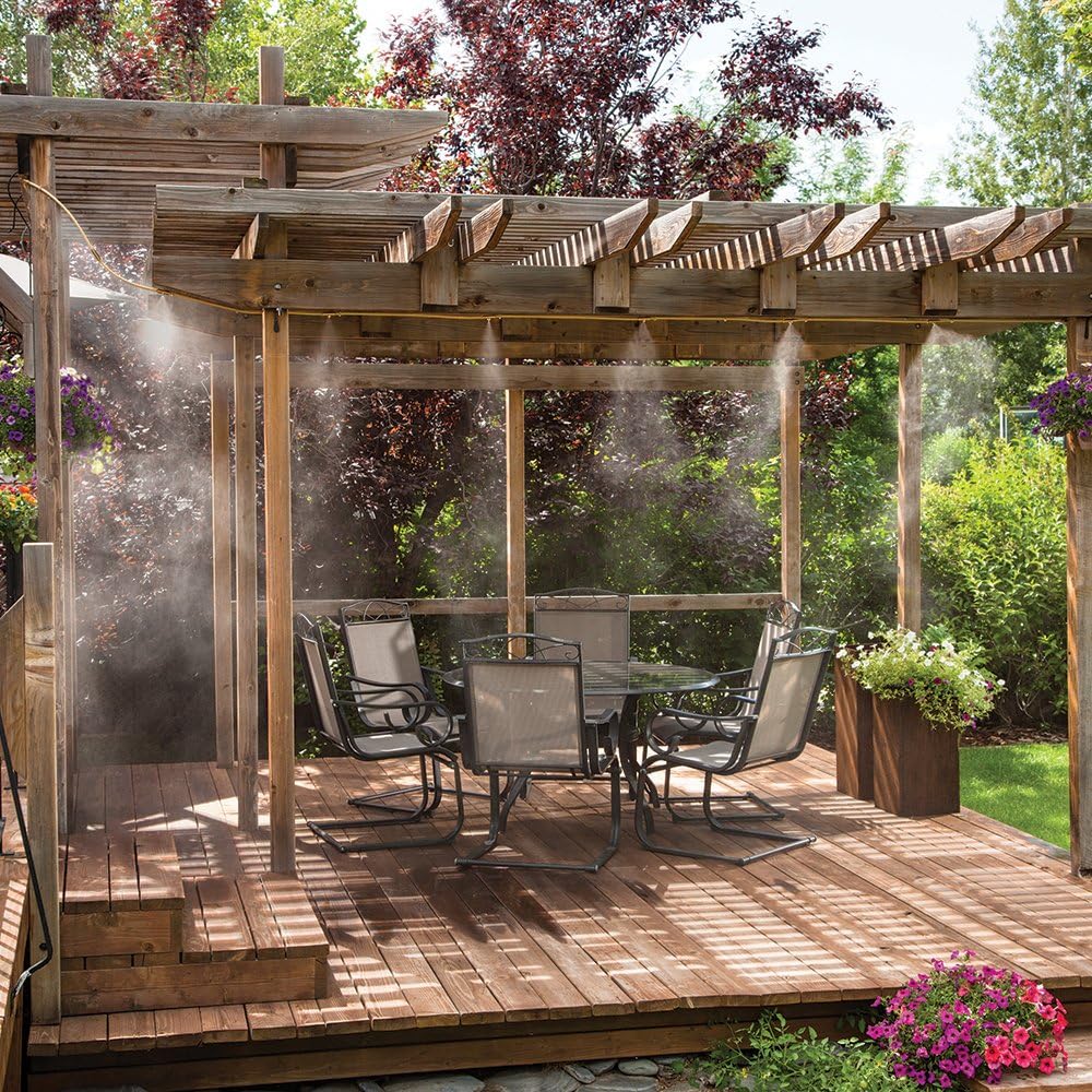 Sprühbewässerungssystem – Wasserschlauch mit Sprühdüsen für kühlende Erfrischung im Garten