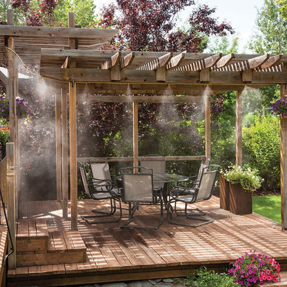 Sprühbewässerungssystem – Wasserschlauch mit Sprühdüsen für kühlende Erfrischung im Garten