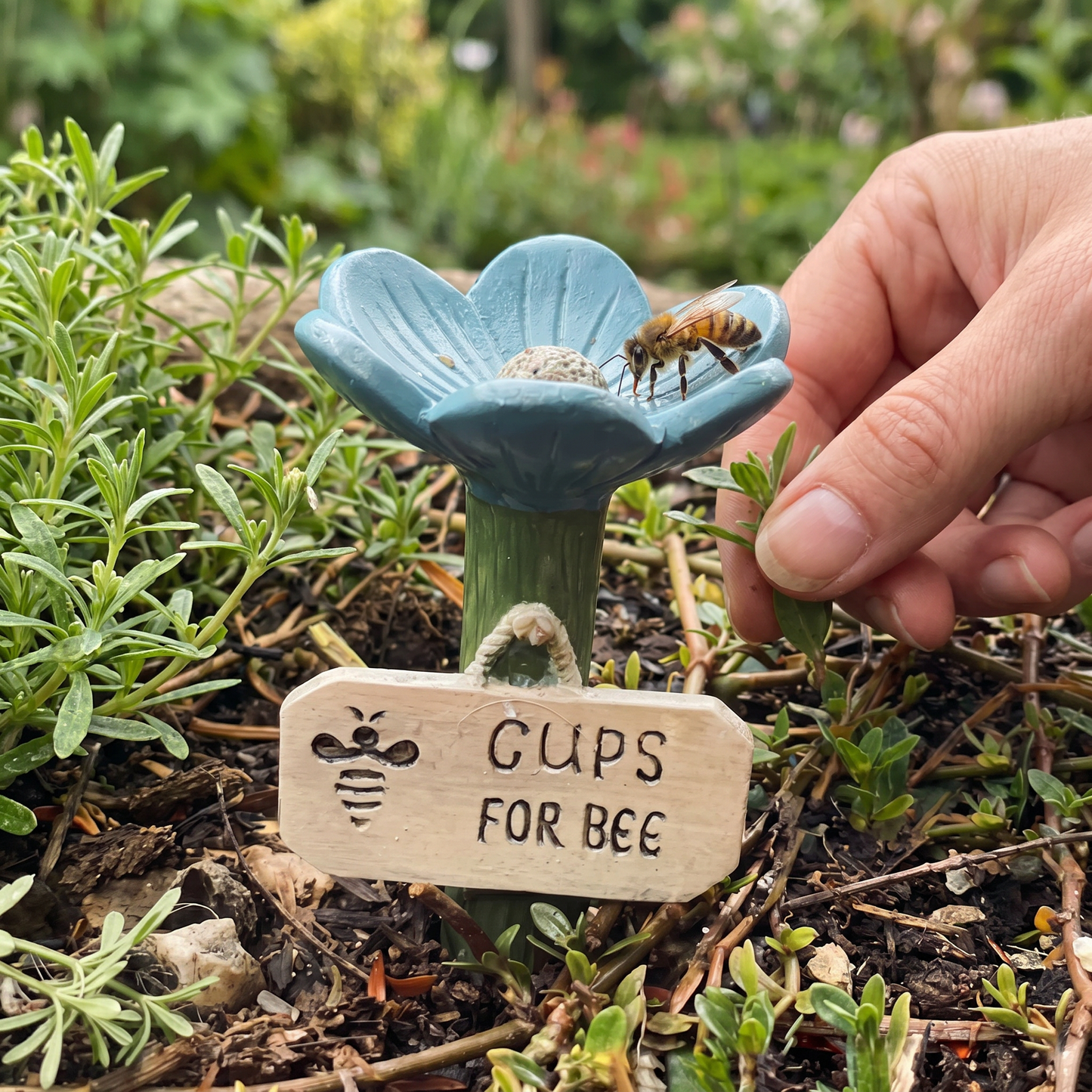 Blumenförmige Bienen-Tränke - Bunte Wasserspender für den Garten