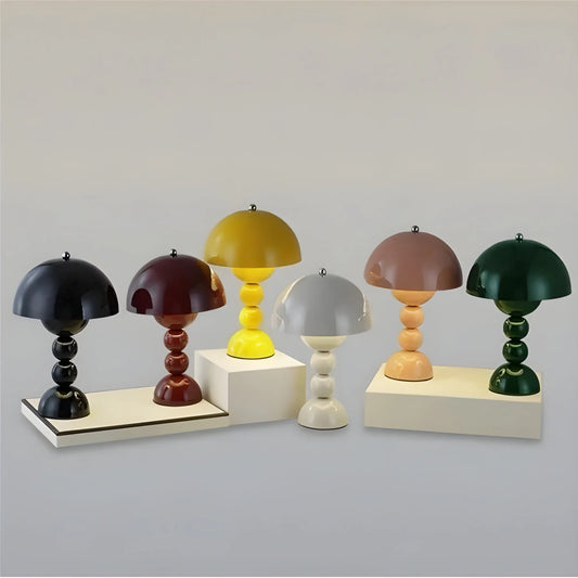 Moderne Tischlampe im Skandinavischen Design mit Goldakzenten