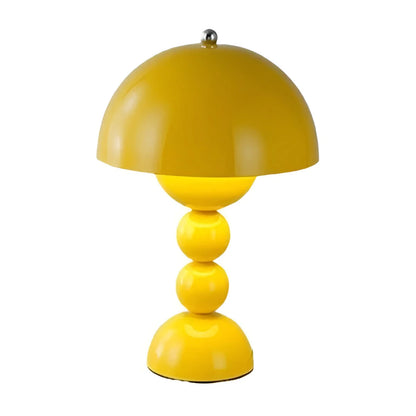 Moderne Tischlampe im Skandinavischen Design mit Goldakzenten