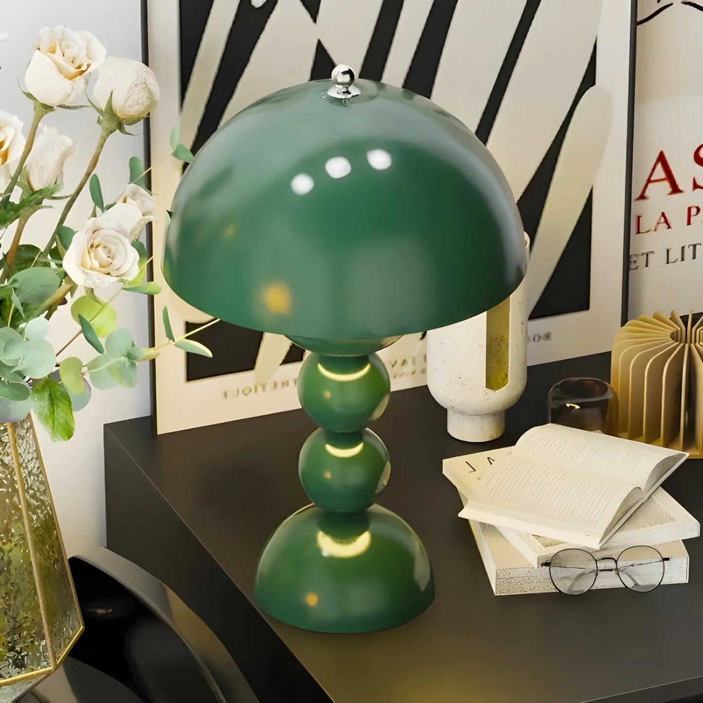 Moderne Tischlampe im Skandinavischen Design mit Goldakzenten
